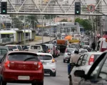 Motoristas de Minas Gerais devem observar o calendário por final de placa para evitar multas, pontos na CNH e remoção do veículo