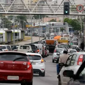 Motoristas de Minas Gerais devem observar o calendário por final de placa para evitar multas, pontos na CNH e remoção do veículo