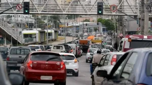 Motoristas de Minas Gerais devem observar o calendário por final de placa para evitar multas, pontos na CNH e remoção do veículo