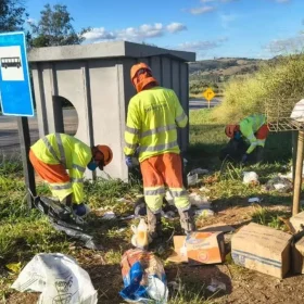 Lixo acumulado às margens da rodovia MG-050, descarte irregular monitorado pela Via Nascentes