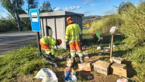 Lixo acumulado às margens da rodovia MG-050, descarte irregular monitorado pela Via Nascentes