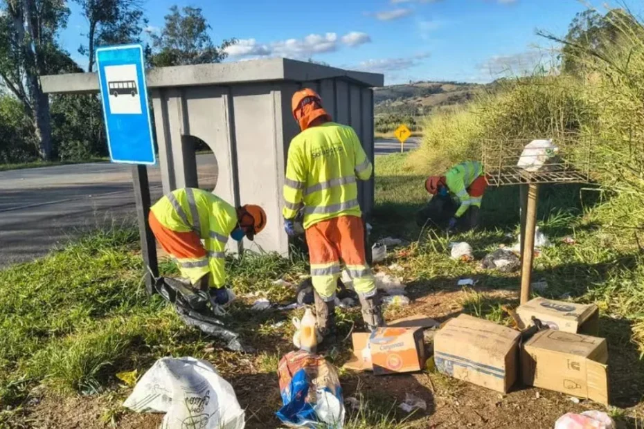 Lixo acumulado às margens da rodovia MG-050, descarte irregular monitorado pela Via Nascentes