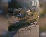 Lixo acumulado em via pública no bairro Santa Lúcia, em Divinópolis.