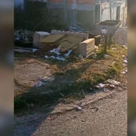 Lixo acumulado em via pública no bairro Santa Lúcia, em Divinópolis.