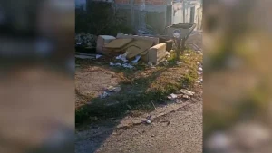 Lixo acumulado em via pública no bairro Santa Lúcia, em Divinópolis.