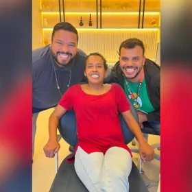 Maria de Divinópolis durante reencontro após tratamento