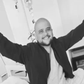 Matheus Azevedo durante tratamento contra a leucemia