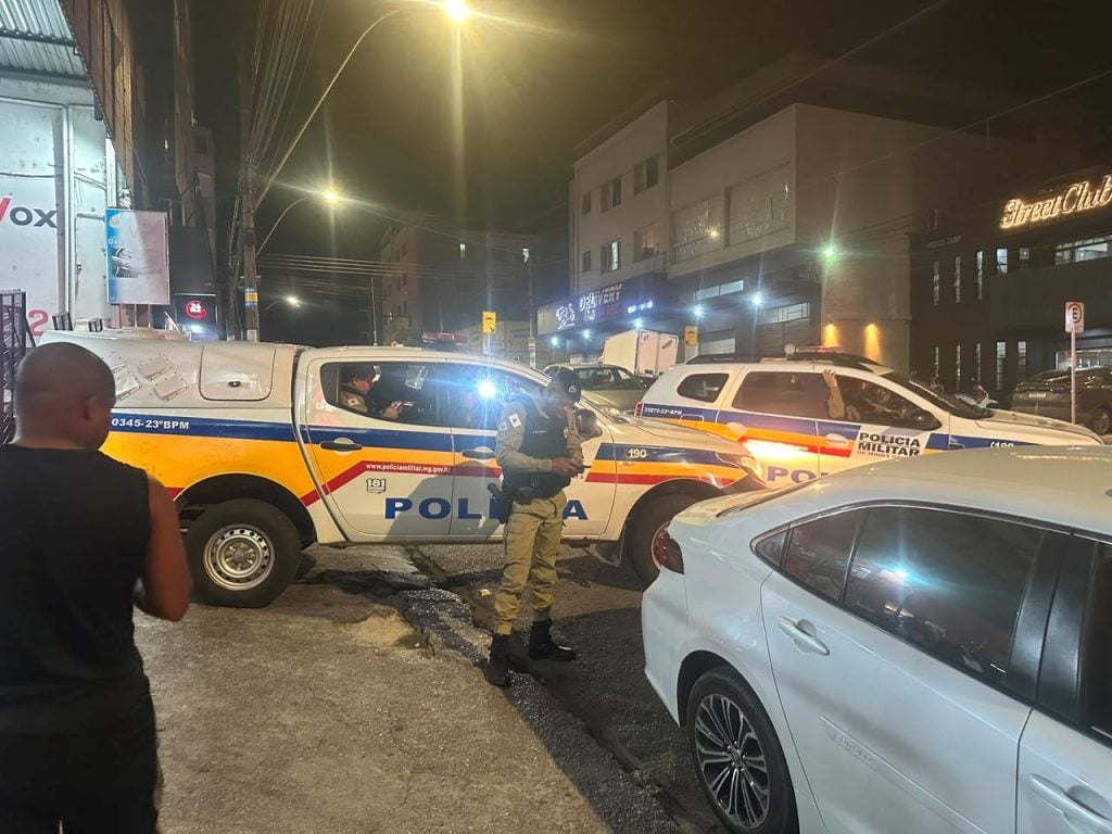 Viatura da Polícia em atendimento a ocorrência de morte no Centro de Divinópolis