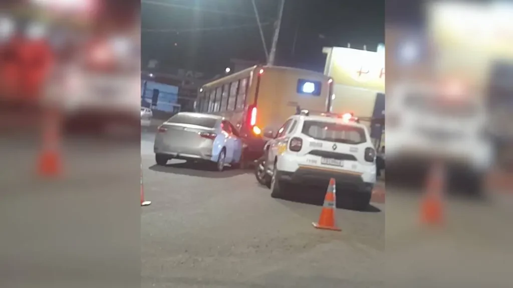 Motorista &eacute; preso por embriaguez ap&oacute;s acidente com &ocirc;nibus em Divin&oacute;polis.