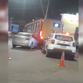 Motorista é preso por embriaguez após acidente com ônibus em Divinópolis.