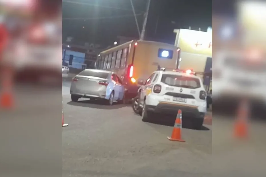 Motorista é preso por embriaguez após acidente com ônibus em Divinópolis.