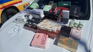 Veículo apreendido pela PMRv com carga de contrabando na MG-050, em Divinópolis