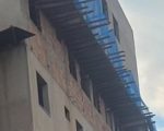 Local de obra no Centro de Carmópolis de Minas onde ocorreu queda de andaime que resultou em duas mortes