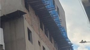 Local de obra no Centro de Carmópolis de Minas onde ocorreu queda de andaime que resultou em duas mortes