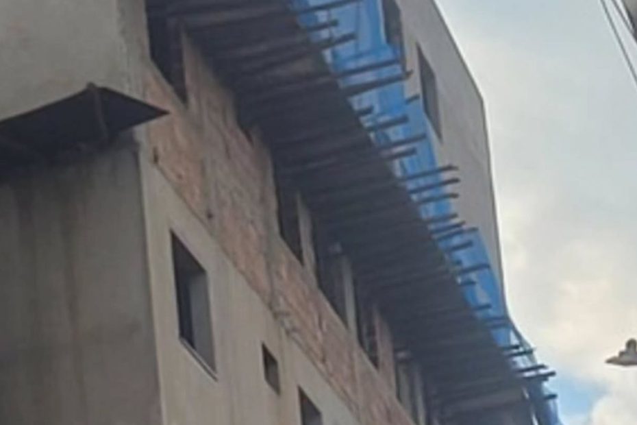 Local de obra no Centro de Carm&oacute;polis de Minas onde ocorreu queda de andaime que resultou em duas mortes