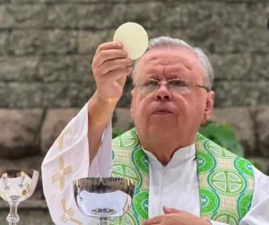 Padre Bento se despede da fun&ccedil;&atilde;o de vig&aacute;rio em Divin&oacute;polis