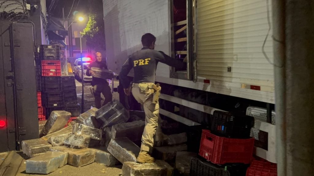 Caminh&atilde;o apreendido pela PRF com mais de 3 toneladas de maconha na BR-262, em Bom Despacho