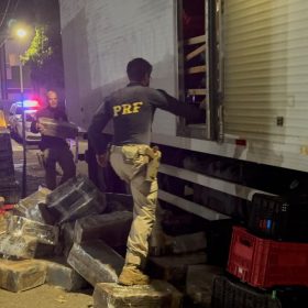 Caminhão apreendido pela PRF com mais de 3 toneladas de maconha na BR-262, em Bom Despacho