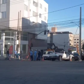 Obra da Copasa danifica semáforo em Divinópolis