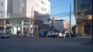 Obra da Copasa danifica semáforo em Divinópolis