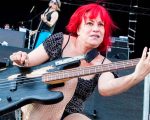 Jennifer Finch L7 baixista se afasta da turnê final da banda por tratamento de saúde