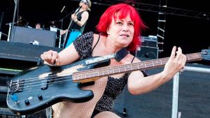 Jennifer Finch L7 baixista se afasta da turn&ecirc; final da banda por tratamento de sa&uacute;de