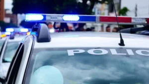 Viatura da Polícia Militar durante atendimento de ocorrência de violência doméstica em Divinópolis