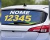 Carro com adesivo eleitoral durante campanha