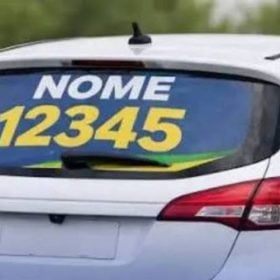 Carro com adesivo eleitoral durante campanha