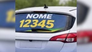 Carro com adesivo eleitoral durante campanha