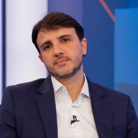 Renan Santos tem campanha à Presidência suspensa por decisão do TSE