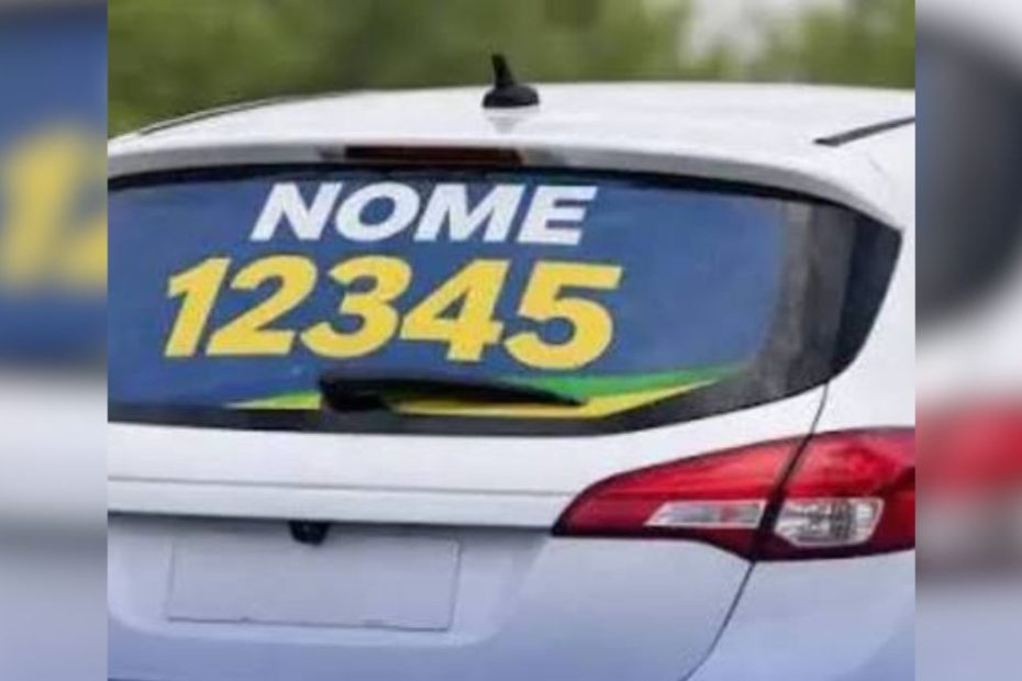 Carro com adesivo eleitoral durante campanha
