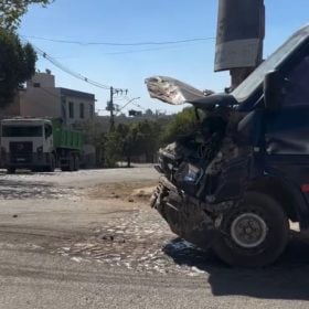 Veja vídeo: Van perde o freio e bate na lateral de ônibus coletivo no Jardim Alterosa, em Divinópolis