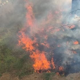 Incêndio em lote vago na Rua Itapecerica, no Centro de Divinópolis