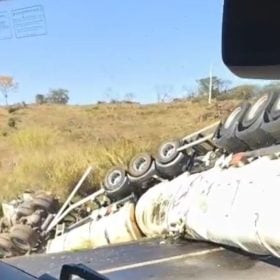 Veja vídeo: Carreta carregada com óleo diesel tomba e interdita BR-262 perto de Nova Serrana