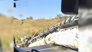 Veja v&iacute;deo: Carreta carregada com &oacute;leo diesel tomba e interdita BR-262 perto de Nova Serrana