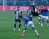 Kaio Jorge do Cruzeiro em lance contra Ruan Tressoldi no clássico com Atlético-MG