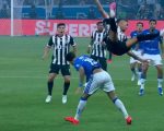 Kaio Jorge do Cruzeiro em lance contra Ruan Tressoldi no clássico com Atlético-MG