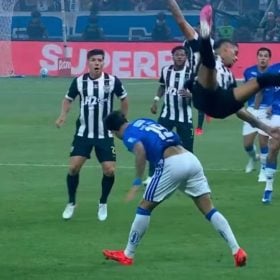 Kaio Jorge do Cruzeiro em lance contra Ruan Tressoldi no clássico com Atlético-MG
