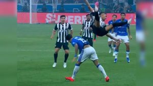 Kaio Jorge do Cruzeiro em lance contra Ruan Tressoldi no clássico com Atlético-MG
