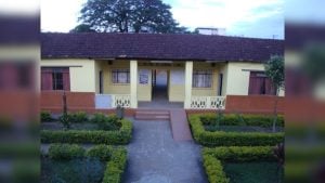 Alunos relatam infestação de pombos na Escola Estadual Antônio Belarmino Gomes, em Ermida, Divinópolis