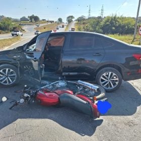 Motocicleta e carro envolvidos em acidente na MG-050 em Formiga