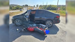Motocicleta e carro envolvidos em acidente na MG-050 em Formiga
