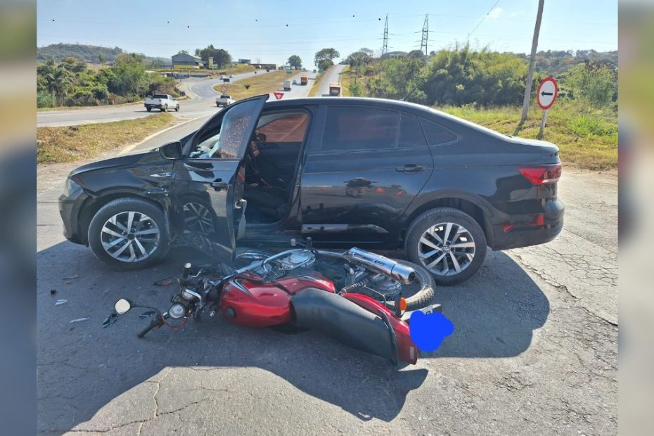 Motocicleta e carro envolvidos em acidente na MG-050 em Formiga