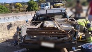 Acidente entre caminhonete e caminhão deixa dois mortos na BR-352 em Pará de Minas