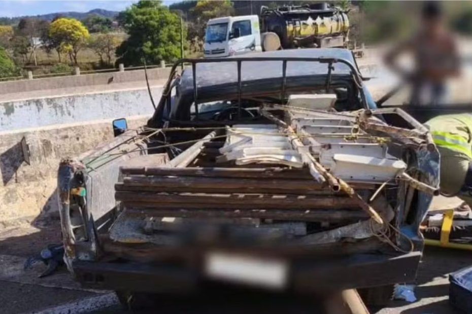 Acidente entre caminhonete e caminhão deixa dois mortos na BR-352 em Pará de Minas