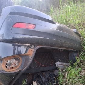 Carro capota e deixa motorista morto na BR-352 em Martinho Campos