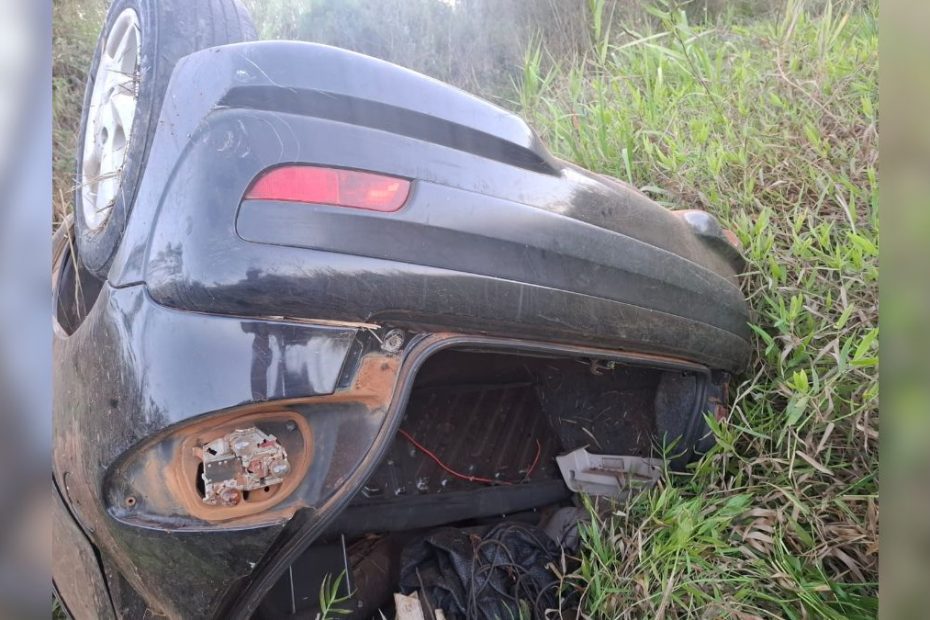 Carro capota e deixa motorista morto na BR-352 em Martinho Campos