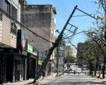 Avenida JK é interditada após poste apresentar risco de queda em Divinópolis