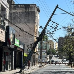 Avenida JK é interditada após poste apresentar risco de queda em Divinópolis